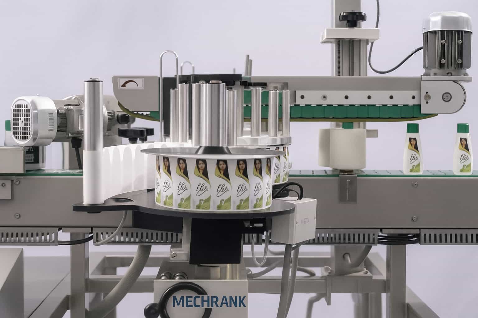 how does a bottle labelling machine work