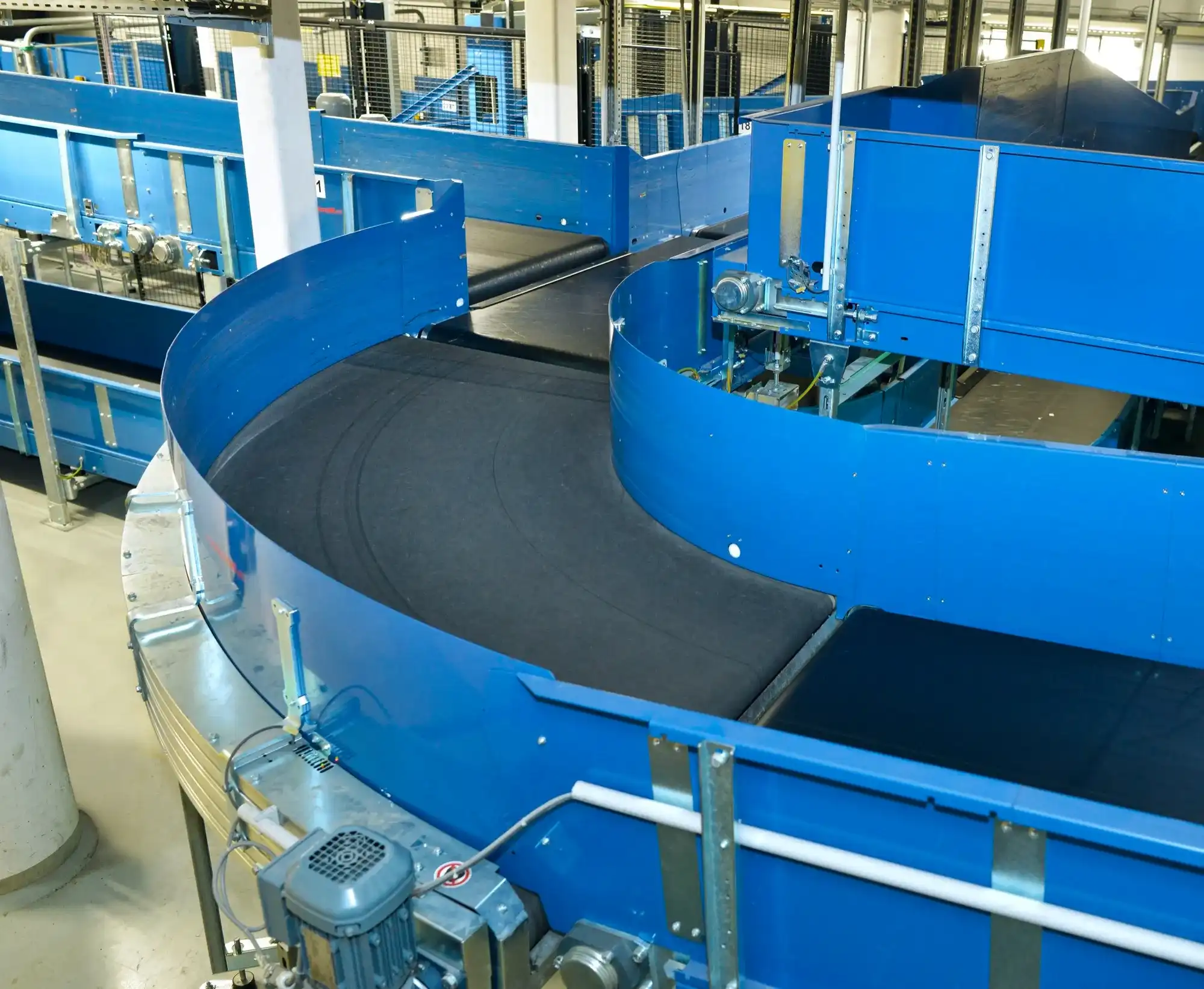 How does a conveyor work?