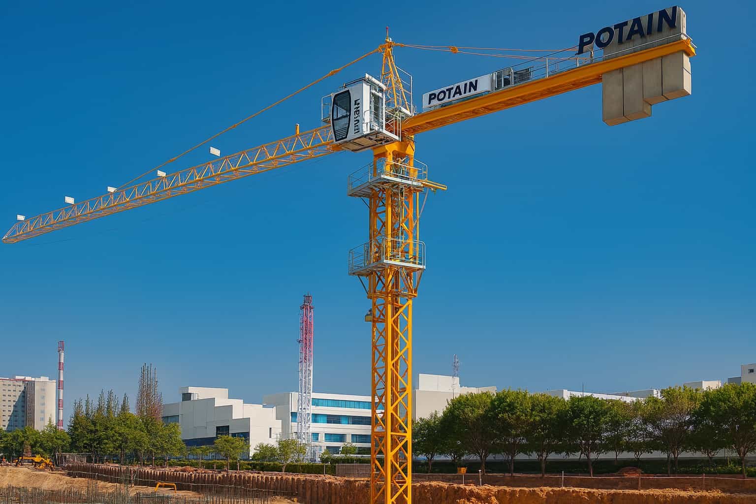 the disadvantages of a tower crane